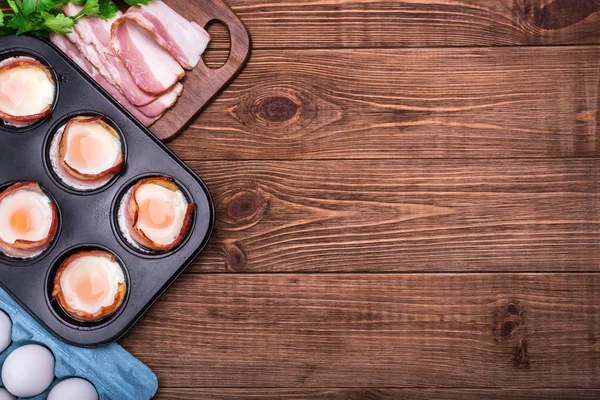 Baked eggs with bacon in muffin tin. — Stock Photo, Image