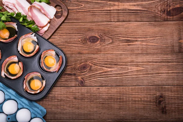Baked eggs with bacon in muffin tin. — Stock Photo, Image