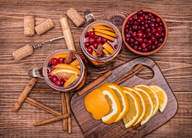 Portakal dilimleri, kızılcık, tarçın ile ev yapımı mulled şarap .