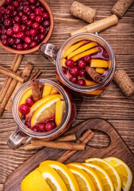 Portakal dilimleri, kızılcık, tarçın ile ev yapımı mulled şarap .