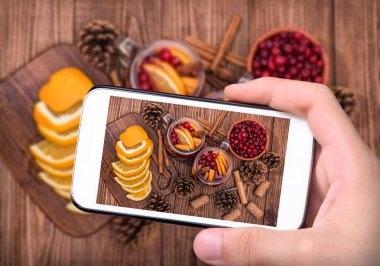   Portakal dilimleri, kızılcık, tarçın ile ev yapımı mulled şarap.