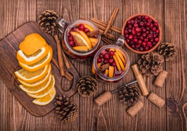Portakal dilimleri, kızılcık, tarçın ile ev yapımı mulled şarap .