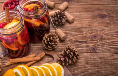 Portakal dilimleri, kızılcık, tarçın ile ev yapımı mulled şarap .