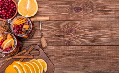 Portakal dilimleri, kızılcık, tarçın ile ev yapımı mulled şarap .