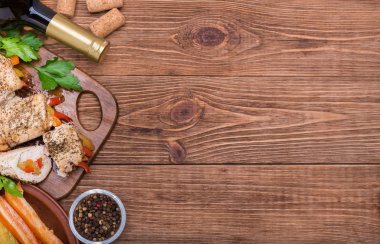 Kırmızı biber ile pişmiş tavuk rulo .