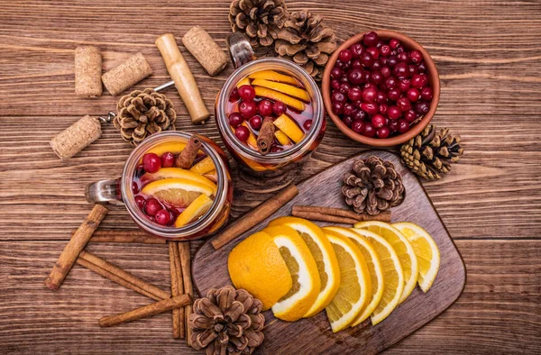 Portakal dilimleri, kızılcık, tarçın ile ev yapımı mulled şarap .