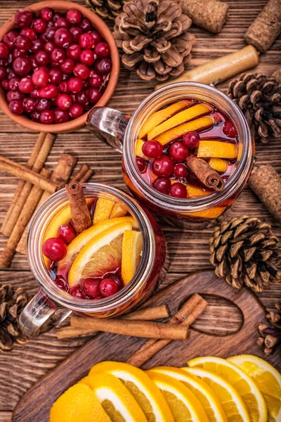 Portakal dilimleri, kızılcık, tarçın ile ev yapımı mulled şarap .