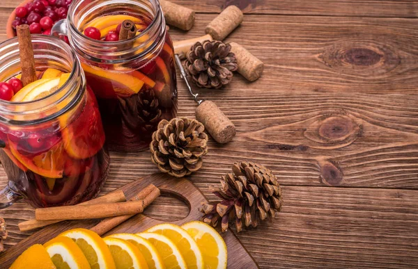 Portakal dilimleri, kızılcık, tarçın ile ev yapımı mulled şarap .