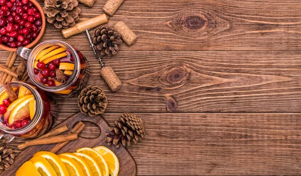 Portakal dilimleri, kızılcık, tarçın ile ev yapımı mulled şarap .