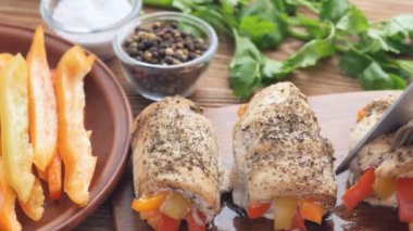 Kırmızı biber ile pişmiş tavuk rulo .