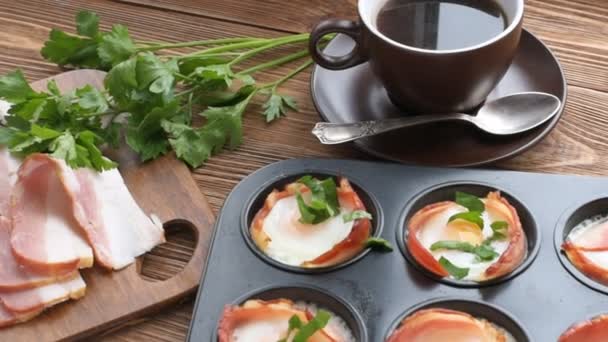 Baked eggs with bacon in muffin tin. — Stock Video