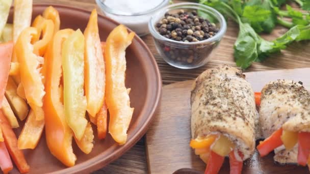 Rollos de pollo al horno con pimentón  . — Vídeos de Stock