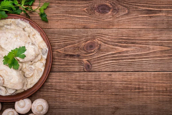 Chicken breast in creamy mushroom sauce. — Stock Photo, Image