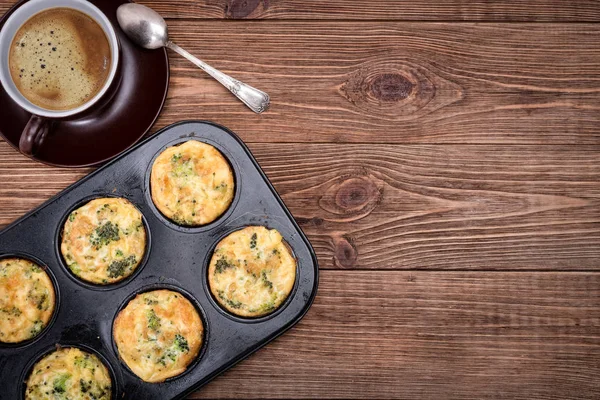 Frukost ägg muffins med broccoli och ost. — Stockfoto