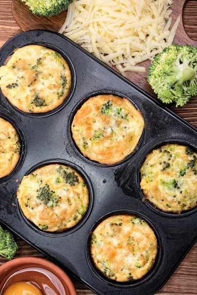 Läckra ägg muffins broccoli och ost. — Stockfoto