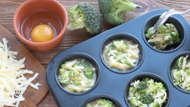 Jajko pyszne babeczki brokułami i serem. — Wideo stockowe