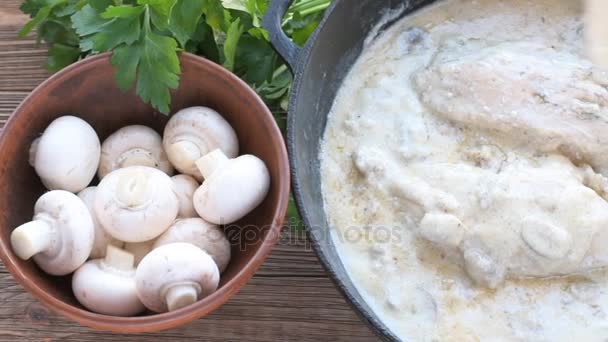 Chicken breast in creamy mushroom sauce. — Stock Video