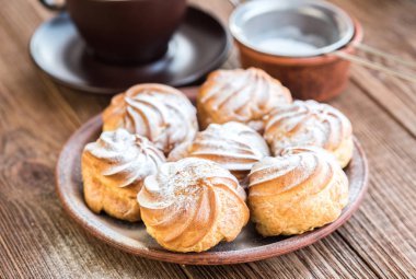 Kremalı tatlı ile lezzetli profiterol.