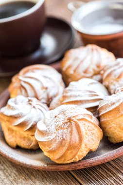 Kremalı tatlı ile lezzetli profiterol.