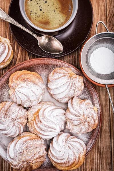 Lækre profiteroler med fløde dessert . - Stock-foto