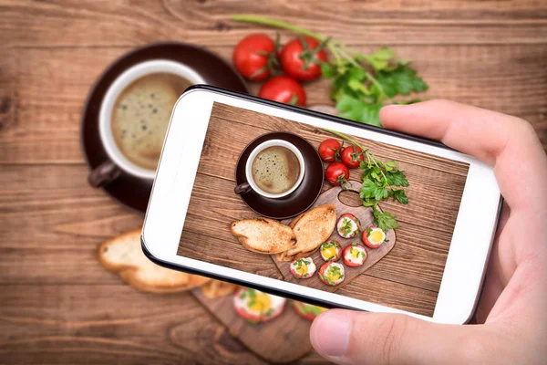 Baked eggs in tomato cups. Breakfast. — Stock Photo, Image