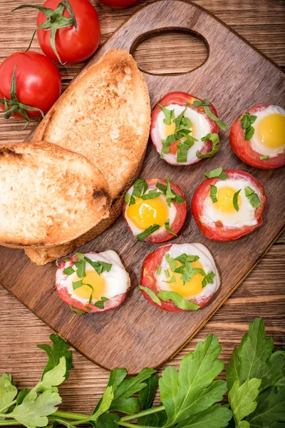 Baked eggs in tomato cups. — Stock Photo, Image