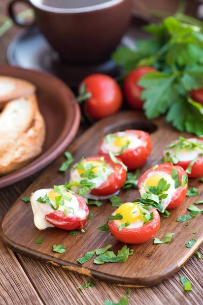 Baked eggs in tomato cups. Breakfast. — Stock Photo, Image