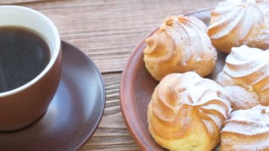 Kremalı tatlı ile lezzetli profiterol.