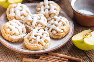 Kahvaltı için taze ev yapımı lezzetli elma kek.