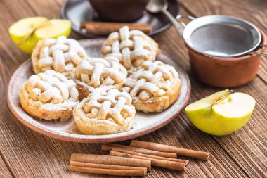 Kahvaltı için taze ev yapımı lezzetli elma kek.