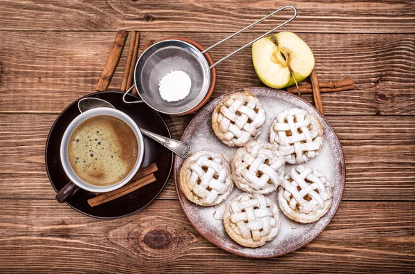 Świeże domowe pyszne jabłko muffiny na śniadanie. — Zdjęcie stockowe