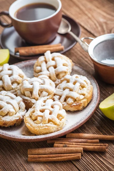 Čerstvé domácí lahodné apple muffiny na snídani. — Stock fotografie