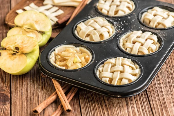 Čerstvé domácí lahodné apple muffiny . — Stock fotografie