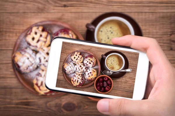 Muffin freschi fatti in casa deliziosi ciliegie per la prima colazione . — Foto Stock