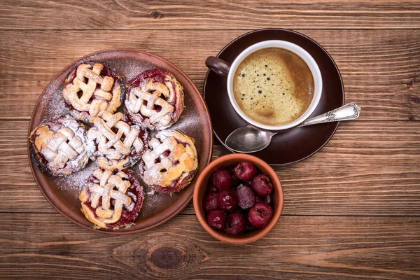 Frische hausgemachte leckere Kirschmuffins zum Frühstück. — Stockfoto