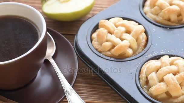 朝食の新鮮な自家製おいしいりんごのマフィン. — ストック動画