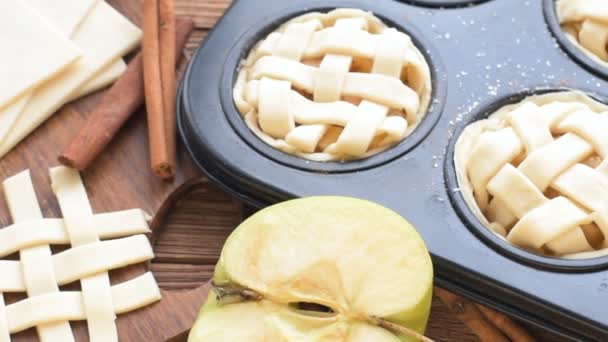 Φρέσκα σπιτικά, νόστιμα apple muffins . — Αρχείο Βίντεο