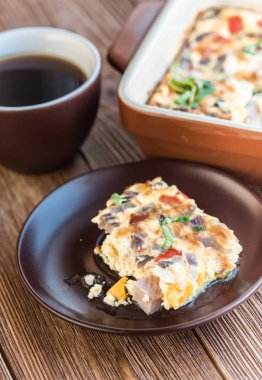 Omlet jambon ve peynir pişirme formda. Kahve.