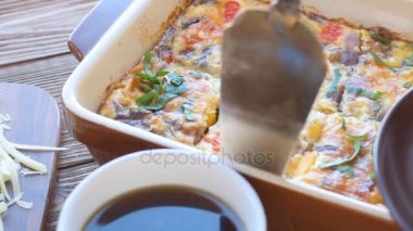 Omlet jambon ve peynir pişirme formda.