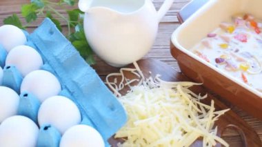 Omlet jambon ve peynir pişirme formda. 