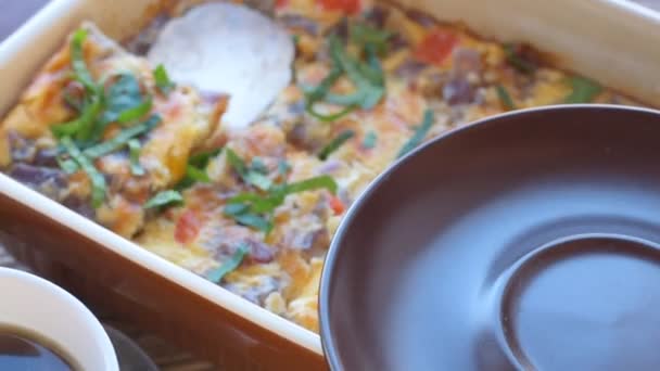 Omelett mit Schinken und Käse in Backform. — Stockvideo