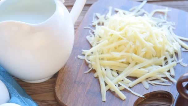 Omelete com presunto e queijo em forma de cozimento . — Vídeo de Stock