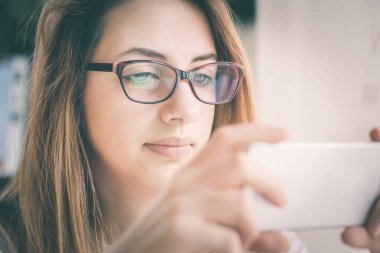 Genç kadın smartphone içinde arıyor.