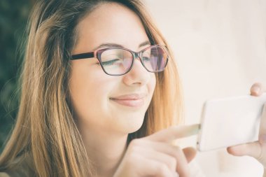 Genç kadın net sörf.