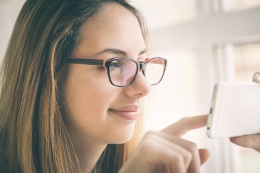 Genç kadın net sörf.