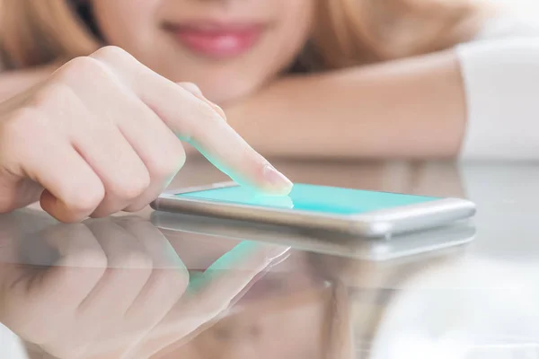 Jonge vrouw surfen op het net. — Stockfoto