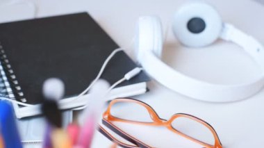 Genç kadın net sörf.