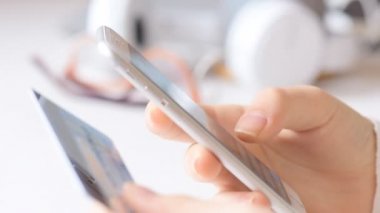 Kadın bir akıllı telefon kullanma online alışveriş.