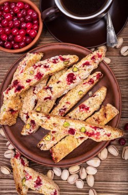 Antep fıstığı ve cranberries ile bisküvi.