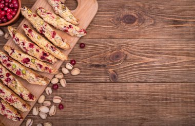 Antep fıstığı ve cranberries ile bisküvi.